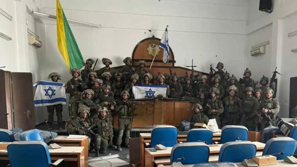 Ο Ισραηλινός στρατός εισέβαλε στο Κοινοβούλιο της Γάζας, που βρισκόταν υπό τον έλεγχο της Χαμάς, δημιουργώντας μια ιστορική στιγμή στην περιοχή