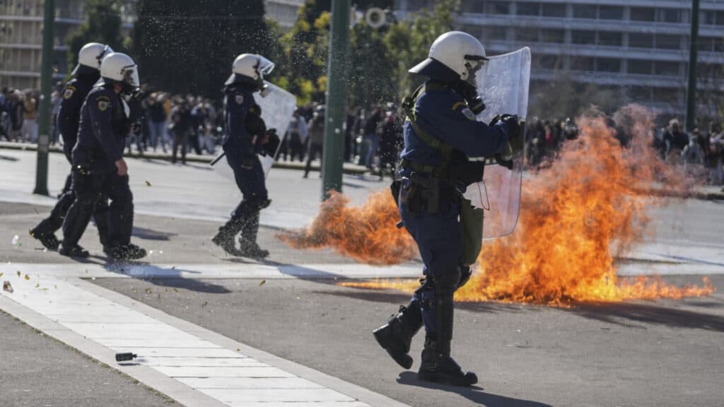 ''Κίνδυνος για την ασφάλειά σας: Επείγουσα προειδοποίηση από Βρετανία και ΗΠΑ για την Ελλάδα - Βίαιες εκδηλώσεις, χάος και χρήση δακρυγόνων!'' 10 ''Κίνδυνος για την ασφάλειά σας: Επείγουσα προειδοποίηση από Βρετανία και ΗΠΑ για την Ελλάδα - Βίαιες εκδηλώσεις, χάος και χρήση δακρυγόνων!''