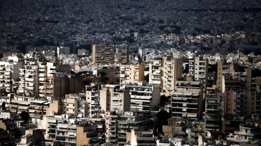 Νέοι αντιμετωπίζουν στεγαστική κρίση: Το 70% μένει στο παιδικό τους δωμάτιο