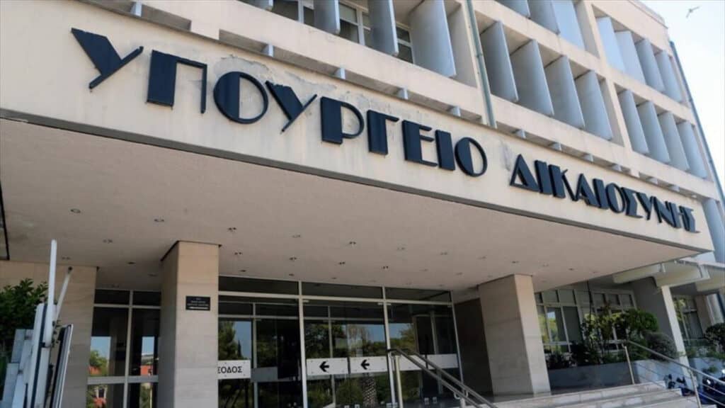 Νέοι Κώδικες: Κυρώσεις 80-200 ευρώ για αναβολές δικών που επιλέγουν οι δικηγόροι - Φυλάκιση χωρίς αναστολή για τους εμπρηστές δασών και κατάσχεση της περιουσίας τους