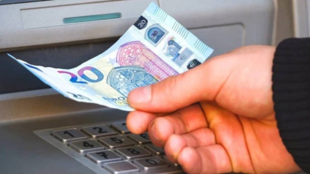 Έρευνα Ευρωβαρόμετρο: Το 86% των Ελλήνων αντιμετωπίζει δυσκολίες με την πληρωμή των λογαριασμών στο τέλος του μήνα 5 Έρευνα Ευρωβαρόμετρο: Το 86% των Ελλήνων αντιμετωπίζει δυσκολίες με την πληρωμή των λογαριασμών στο τέλος του μήνα