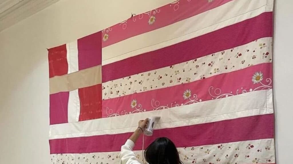 pink flag 0