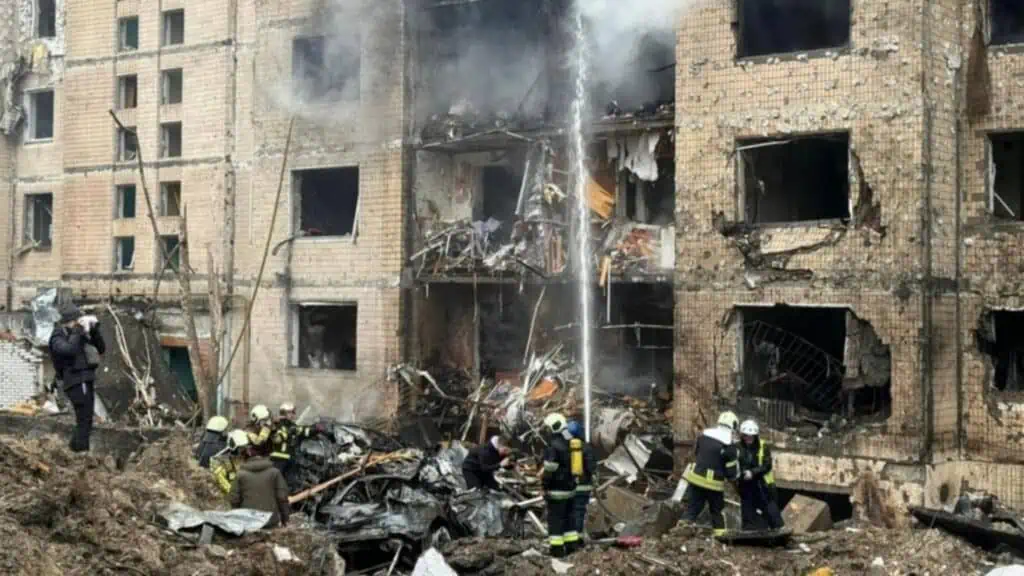 Οι Ρώσοι επιτίθενται στο Σεβέρσκ – «Πύρινη Κόλαση» στη Αβντίιβκα από τους σφοδρούς ρωσικούς βομβαρδισμούς