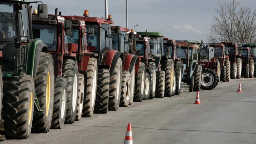 Εορδαία: Αγρότες με τρακτέρ κάνουν μπλόκο στον κόμβο του Φιλώτα – Κινητοποιήσεις για διαμαρτυρία