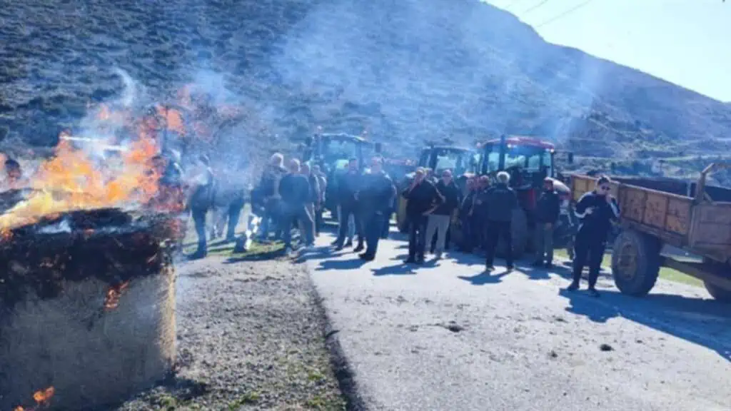 Οι αγρότες της Θεσσαλίας έκαψαν μπάλες με άχυρα στη λίμνη Κάρλα