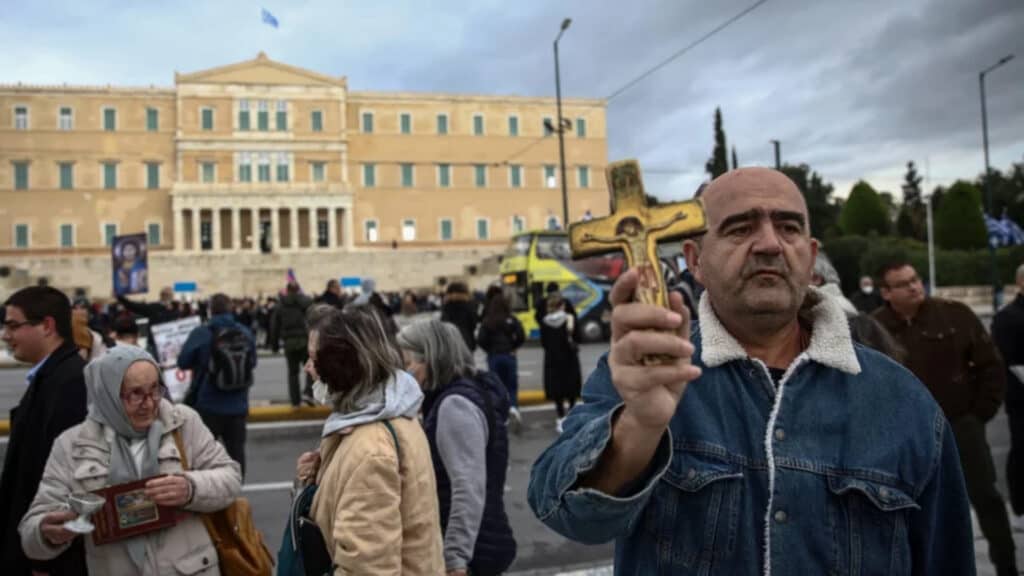 Σύνταγμα: Διαμαρτυρία κατά του ν/σ για τους ΛΟΑΤΚΙ+ με εικόνες και σταυρούς (φωτό)