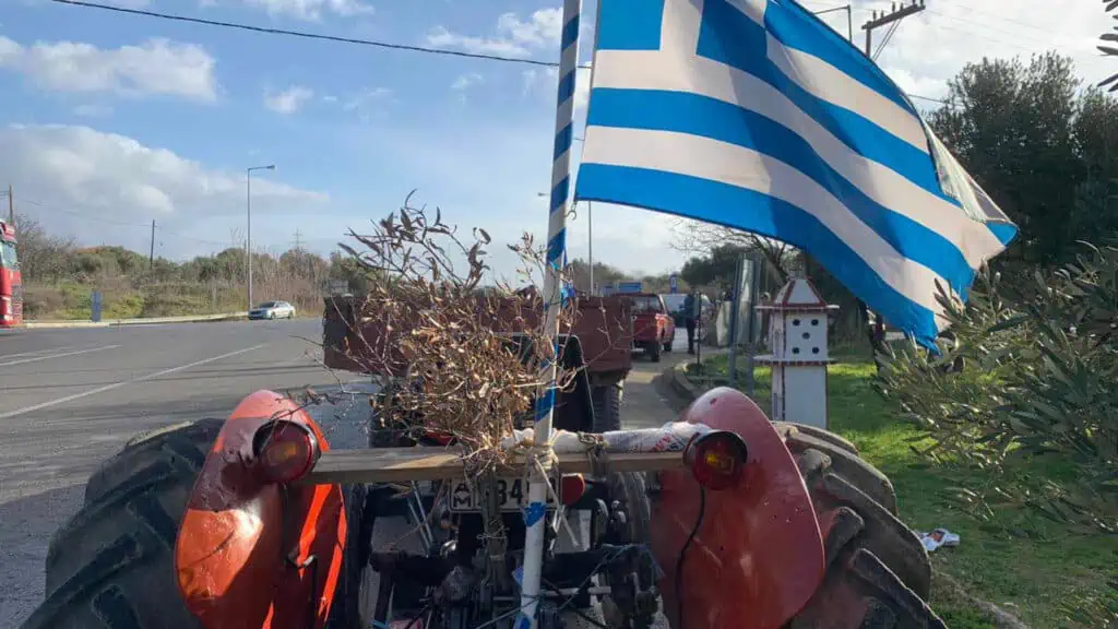 Αλεξανδρούπολη: Οι αγρότες βγήκαν στους δρόμους με ελαιόδεντρα που κάηκαν στις φωτιές (φώτο-βίντεο)