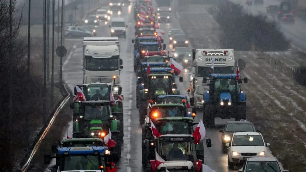 Νέα κρίση Βαρσοβίας-Κιέβου: Οι Πολωνοί αγρότες έκλεισαν τα σύνορα για να μην εισάγονται ουκρανικά προϊόντα