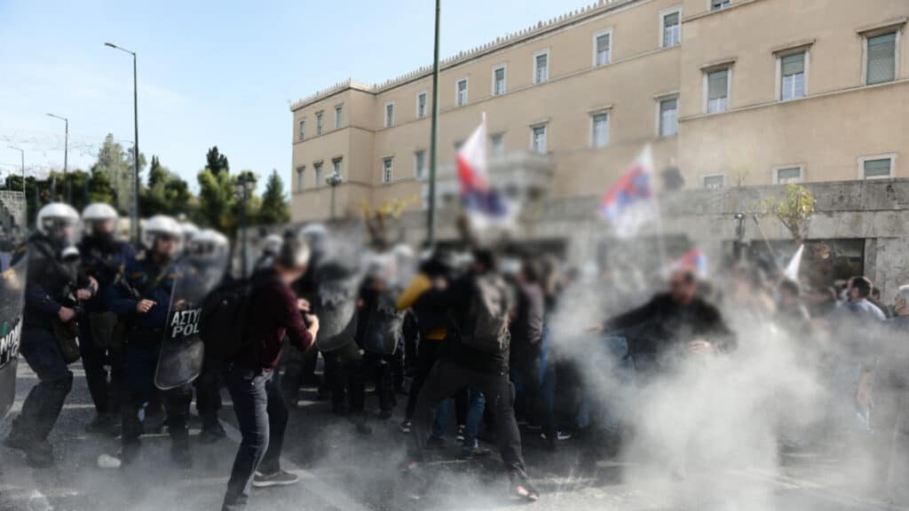 Μέλη του ΚΝΕ επιτέθηκαν στον δημοσιογράφο Γιώργο Θεοχάρη από το Βήμα Ορθοδοξίας πριν λίγο έξω από τη Βουλή