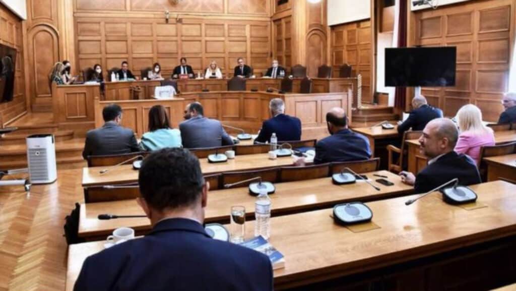 Με τη σύμφωνη γνώμη ΚΚΕ, Πλεύσης Ελευθερίας και Ελληνικής Λύσης, η Νέα Δημοκρατία απέρριψε το αίτημα των συγγενών θυμάτων, να διακοπούν οι εργασίες της Εξεταστικής για το έγκλημα των Τεμπών μετά και τη σχετική εξώδικη δήλωση 29 συγγενών θυμάτων