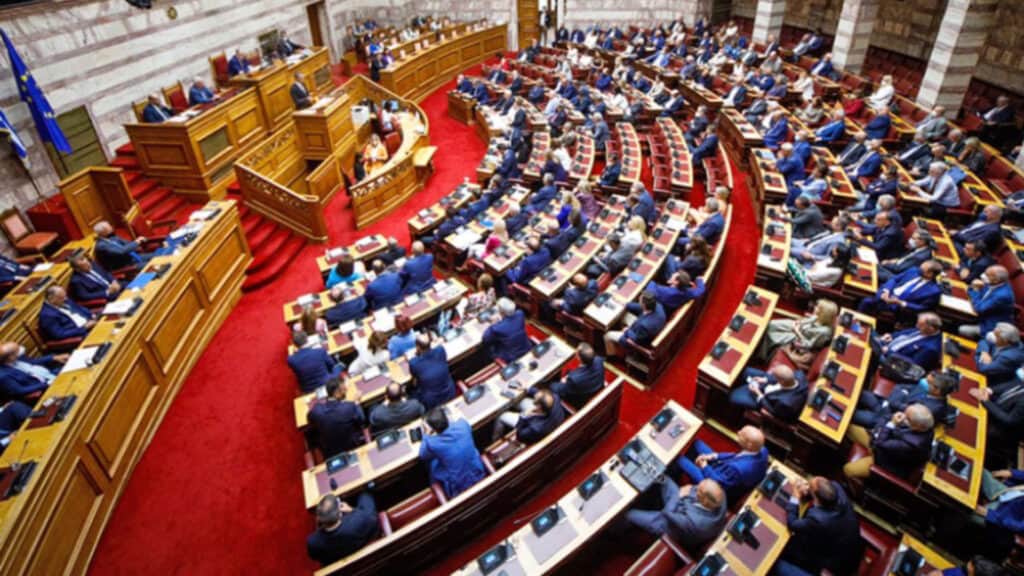 Στην Ολομέλεια της Βουλής, αναμένεται να εισαχθεί σήμερα Τετάρτη (14/2), το νομοσχέδιο για τον «γάμο» και την τεκνοθεσία από ζευγάρια ΛΟΑΤΚΙ+
