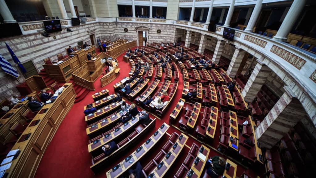 Ενστάσεις αντισυνταγματικότητας και ένα αίτημα για ονομαστική ψηφοφορία