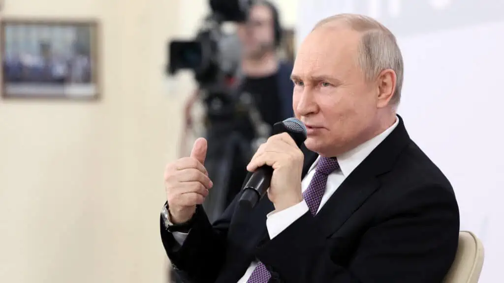 Β.Πούτιν προς Δύση: «Θα σας έδειχνα την γνωστή χειρονομία αλλά υπάρχουν πολλά κορίτσια» (βίντεο)