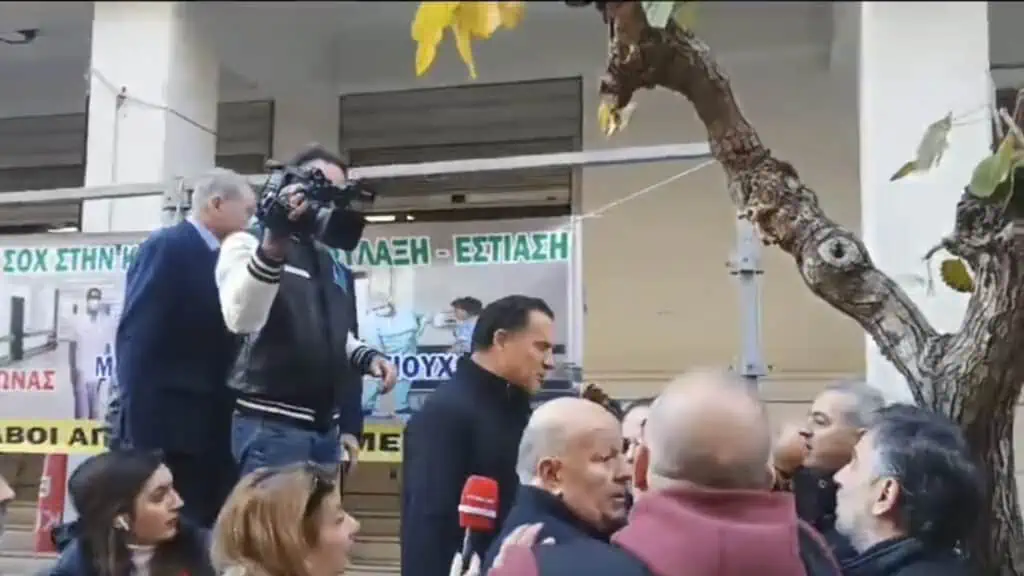 «Θερμή» υποδοχή με γιουχαΐσματα στον Α.Γεωργιάδη έξω από το υπουργείο Υγείας – Του πέταξαν καφέδες! (βίντεο)