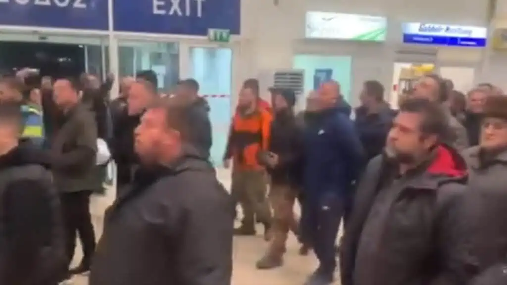 Έκτακτο: Αγρότες εισέβαλαν στο αεροδρόμιο Αλεξανδρούπολης - Εξαγριώθηκαν γιατί ο Αυγενάκης δεν δέχτηκε να τους συναντήσει!