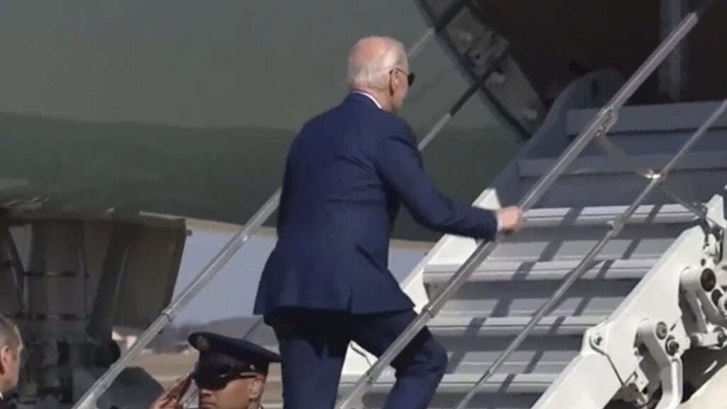 Δύο φορές ο Τζο Μπάιντεν παραπάτησε κατά την επιβίβασή του στο Air Force One! (βίντεο)