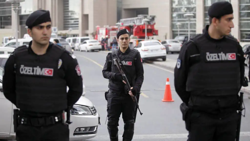 Κωνσταντινούπολη: Πυροβολισμοί έξω από Δικαστικό Μέγαρο – Έξι τραυματίες (βίντεο) (upd)