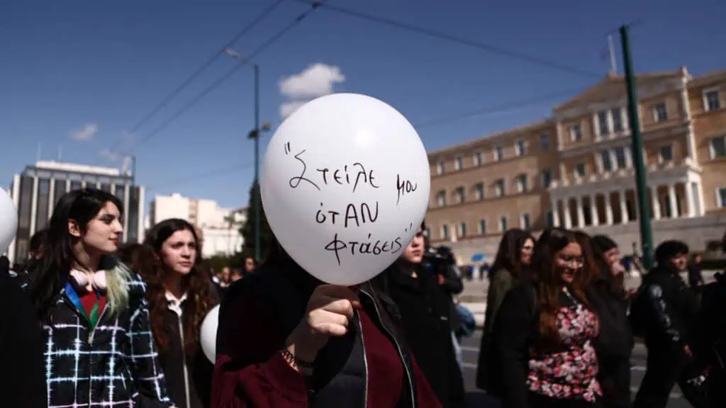 Κέντρο Αθήνας: Απροσπέλαστο λόγω συγκέντρωσης για το έγκλημα στα Τέμπη