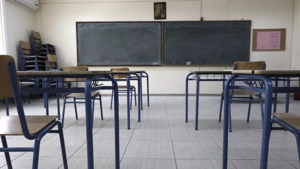 Βουλευτής της ΝΔ απείλησε δημόσια καθηγητή επειδή έβαλε χαμηλούς βαθμούς στο παιδί του – «Θα δεις τι θα πάθεις»!