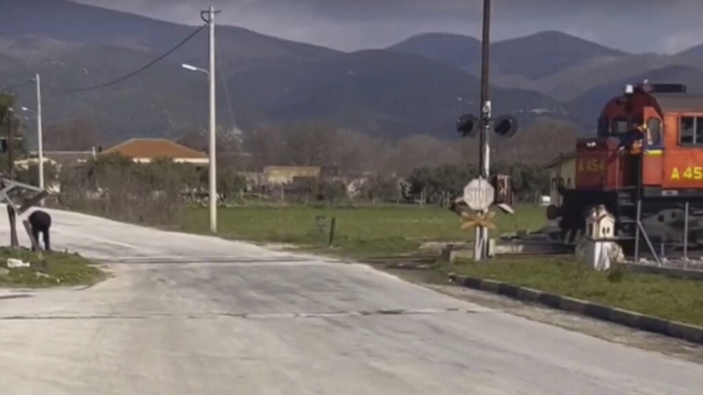 Οδηγός τρένου στην Ξάνθη ελέγχει αφύλακτη διάβαση για αυτοκίνητα, σταματώντας το τρένο
