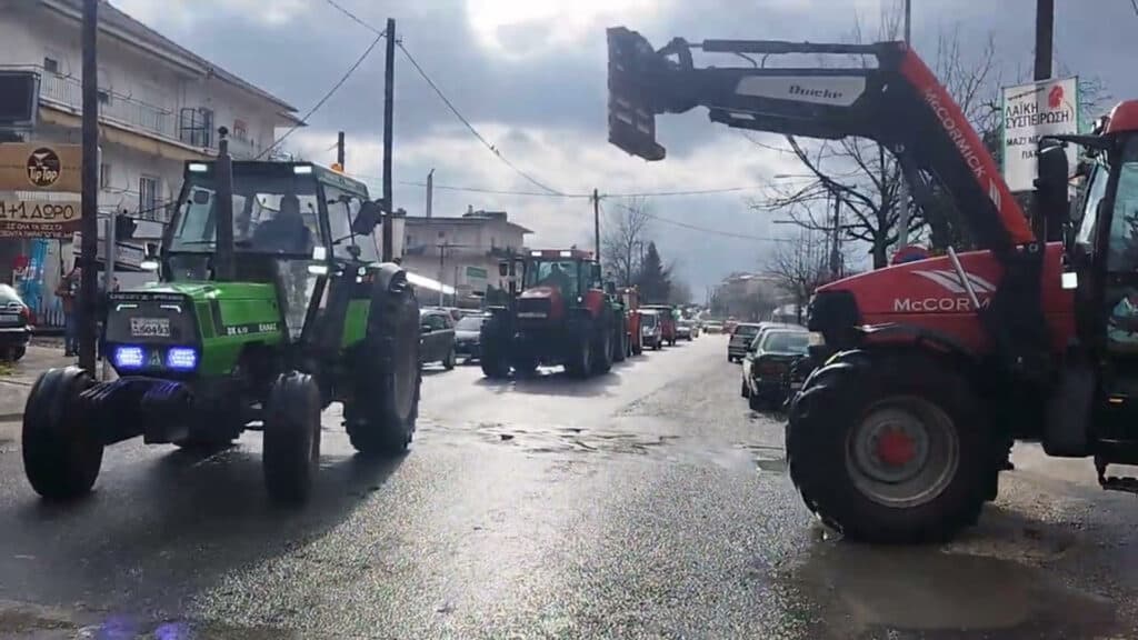 Γιάννενα: Αγρότες απέκλεισαν την εφορία με τα τρακτέρ τους (βίντεο)