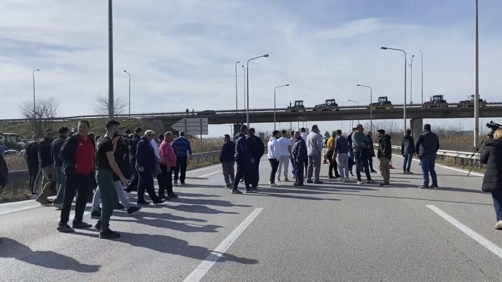 Αγρότες: Δυναμώνουν τα μπλόκα ως απάντηση στον εμπαιγμό της κυβέρνησης – Ποια σημεία θα κλείσουν τις επόμενες ώρες