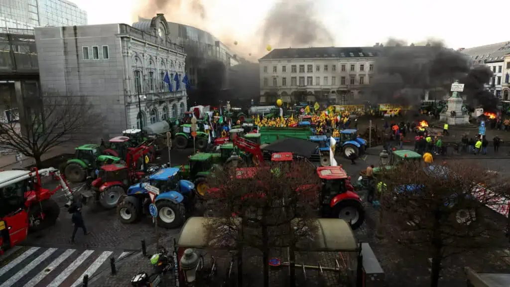 Αγρότες προσπάθησαν να διαλύσουν τον κλοιό της αστυνομίας στις Βρυξέλλες - Εντάσεις καταγράφηκαν στο σημείο (βίντεο)