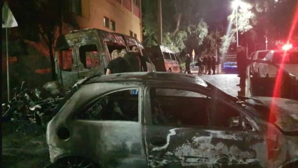 Εμπρηστική επίθεση στους Ζωγράφους: Ομάδα βγήκε από την Πανεπιστημιούπολη και πυρπόλησε πάνω από 20 οχήματα! Ποιος δίνει εντολές; Η κυβέρνηση τι κάνει;