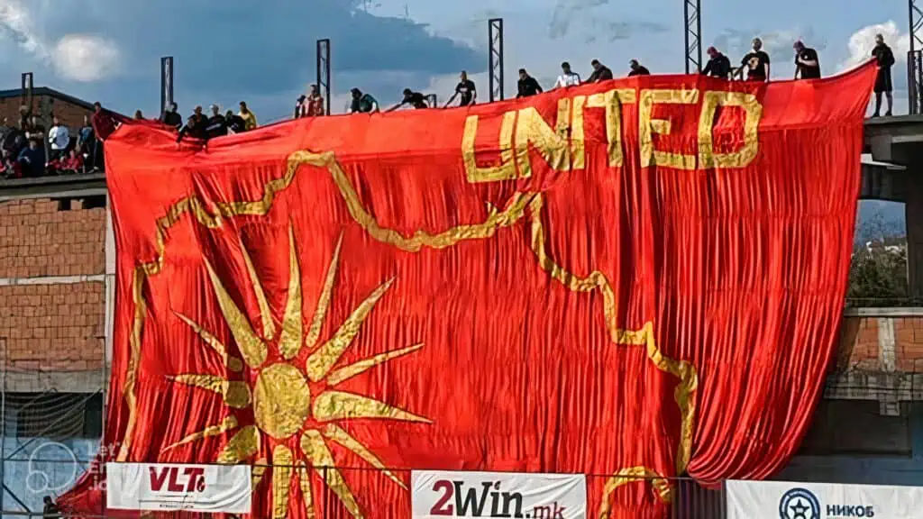 Μ. Χαραλαμπίδης: Σκοπιανοί φίλαθλοι σηκώνουν πανό με τον χάρτη της «Ενωμένης Μακεδονίας» κατά τη διάρκεια ποδοσφαιρικού αγώνα