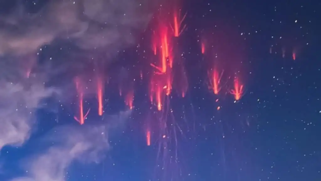 Παράξενες εικόνες από πλήθος «Red Sprites» κεραυνών στη Σάμο – Μήπως είναι H.A.A.R.P.;